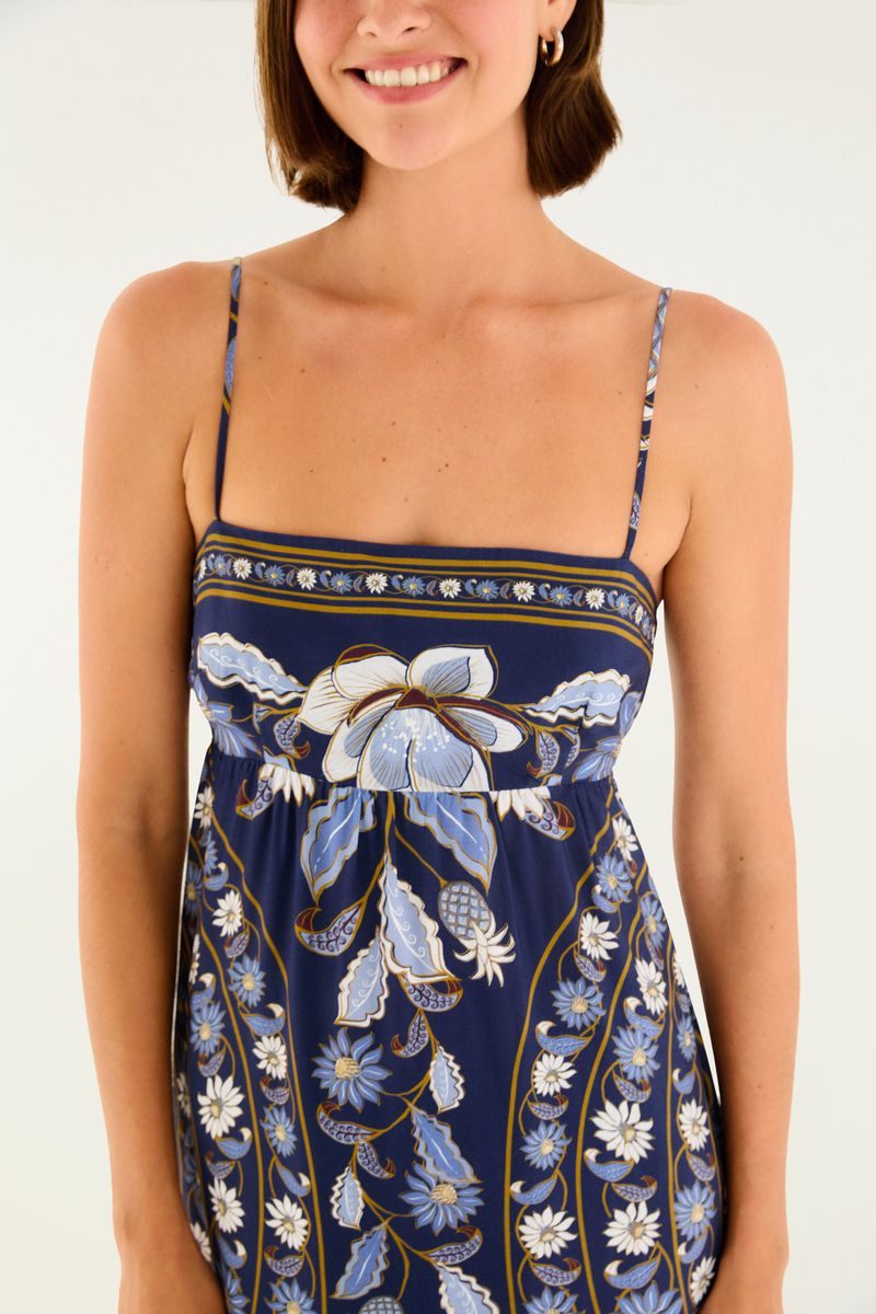 Acercamiento del corpiño del vestido cropped estampado, destacando los detalles florales y el acabado de las tiras.