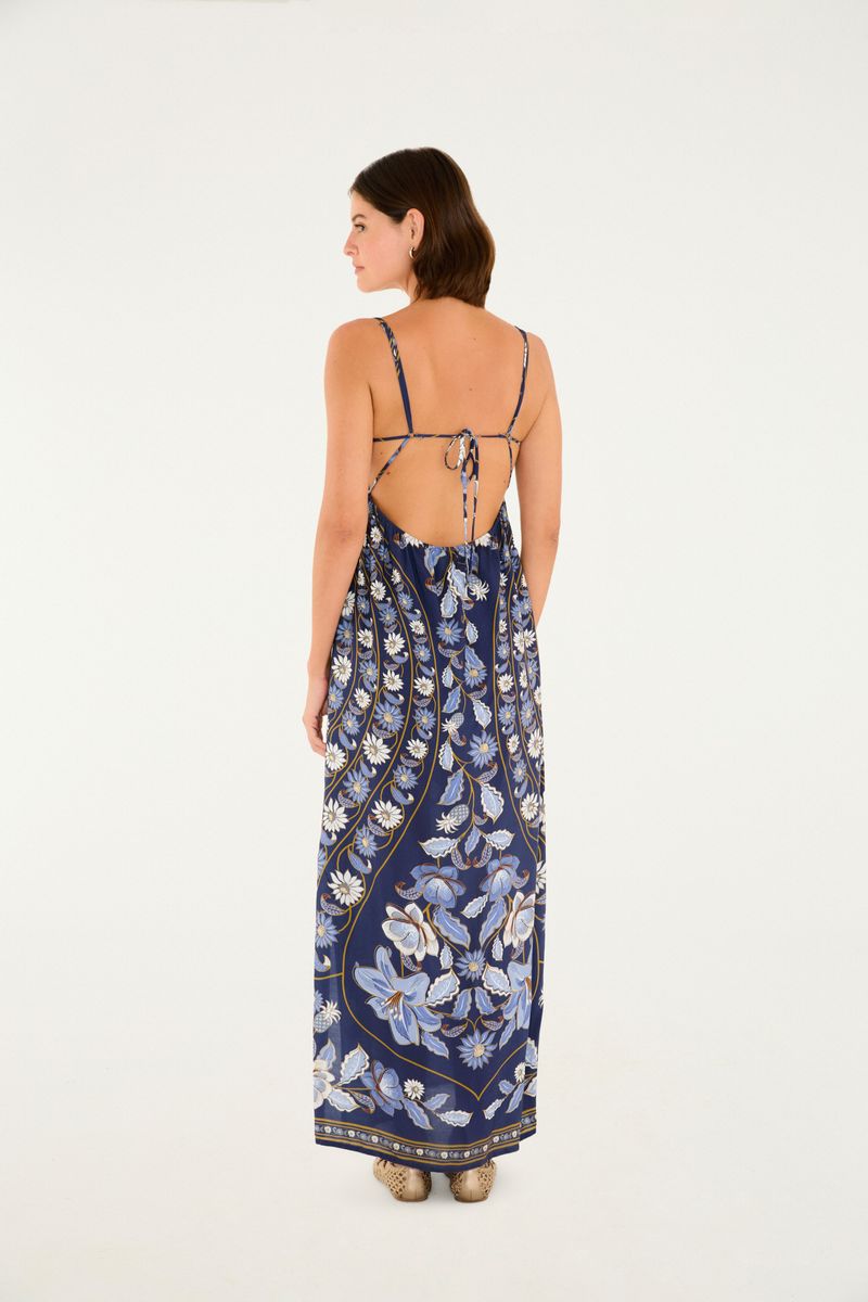 Imagen lateral del vestido cropped estampado, mostrando la caída y los detalles del estampado.