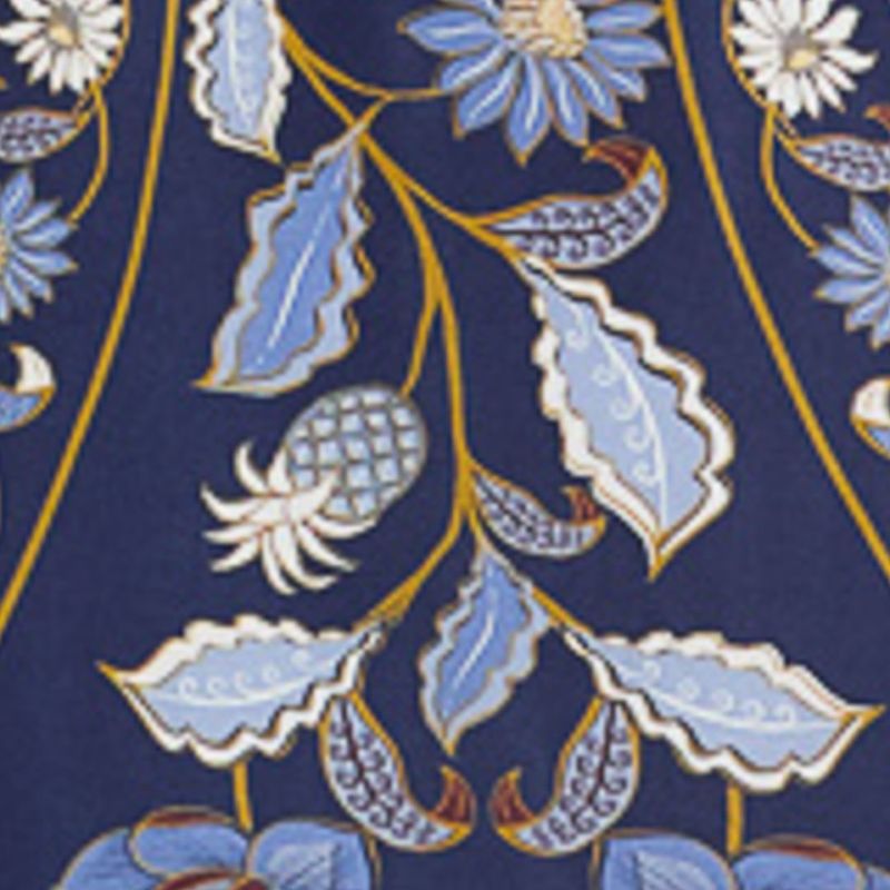 Detalle del estampado floral del vestido cropped, con elementos botánicos en tonos de azul y blanco.