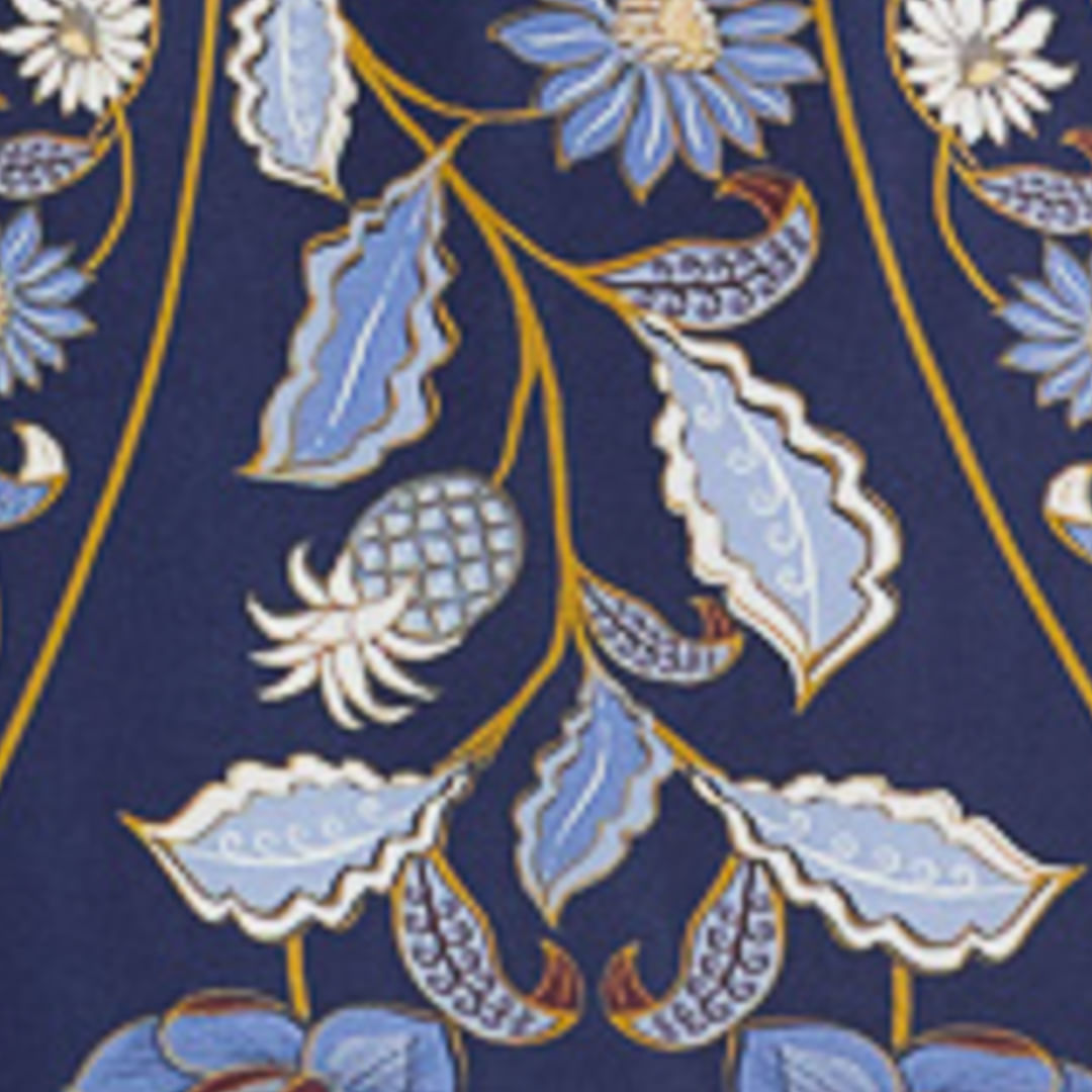 Detalle del estampado floral del vestido cropped, con elementos botánicos en tonos de azul y blanco.