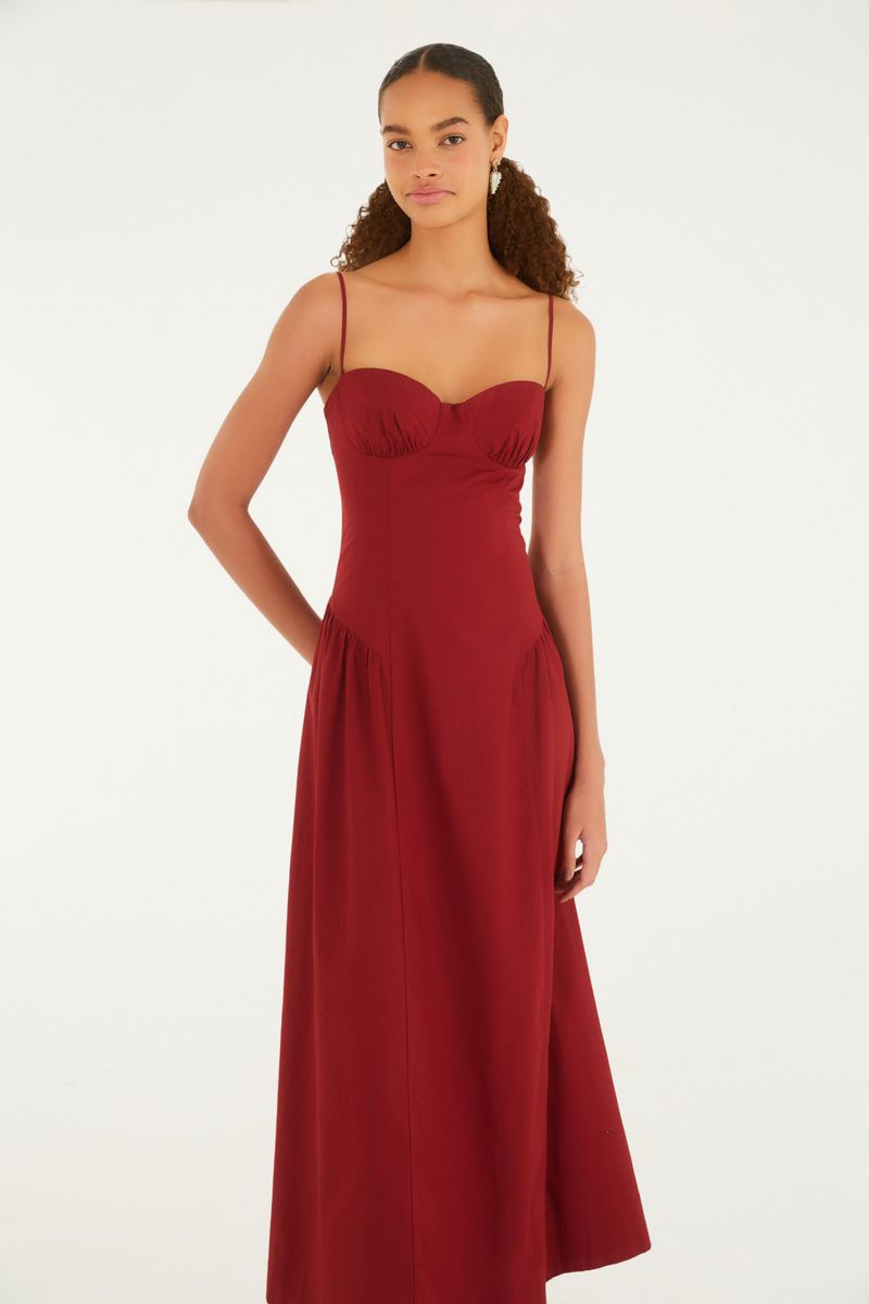 Vestido tipo corsé rojo con tirantes visto de lado, mostrando detalles del ajuste.