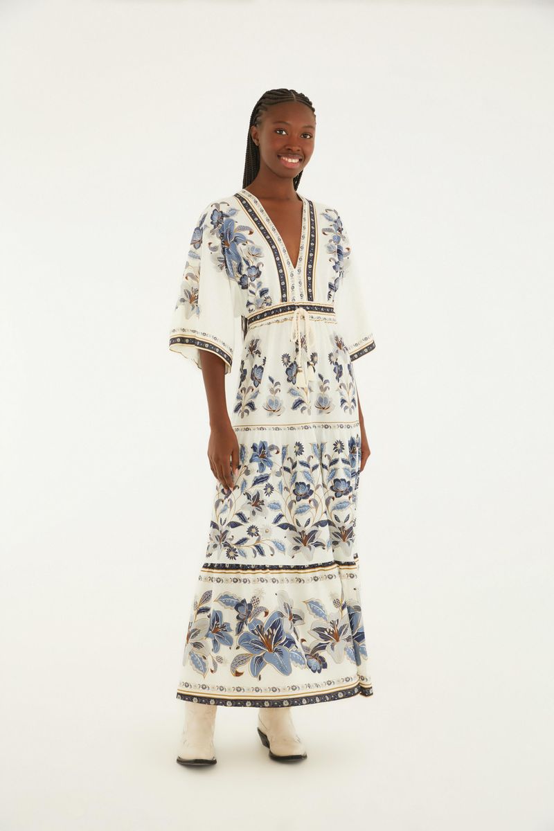 Vestido midi estampado con diseño floral azul y blanco, con mangas anchas y escote en V.