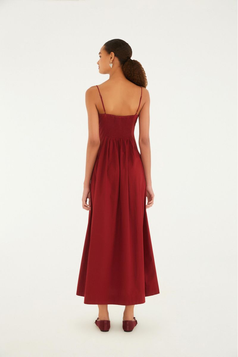 Vestido tipo corsé rojo con tirantes visto desde atrás, destacando el ajuste y las correas.