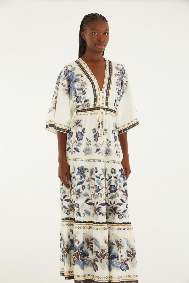 Vista trasera del vestido midi estampado con diseño floral azul y blanco.
