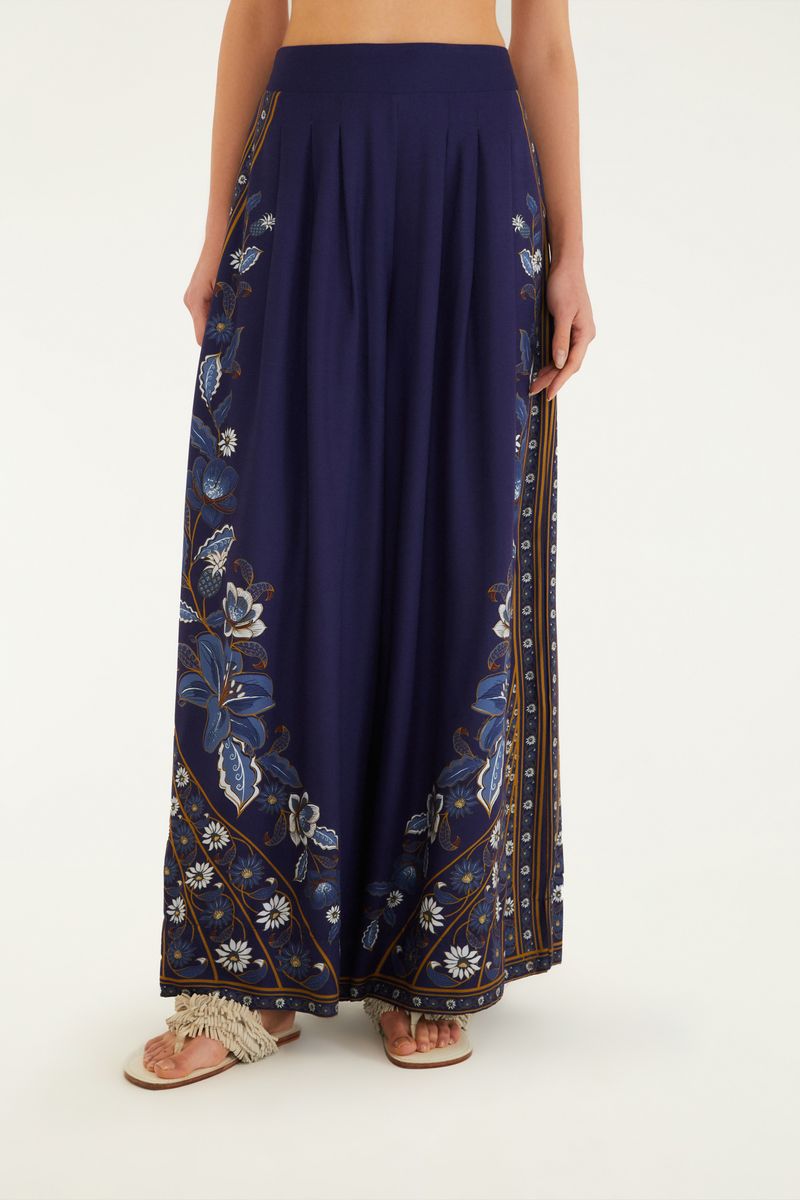 Imagen de un pantalón palazzo azul oscuro con estampado floral, visto de lado.