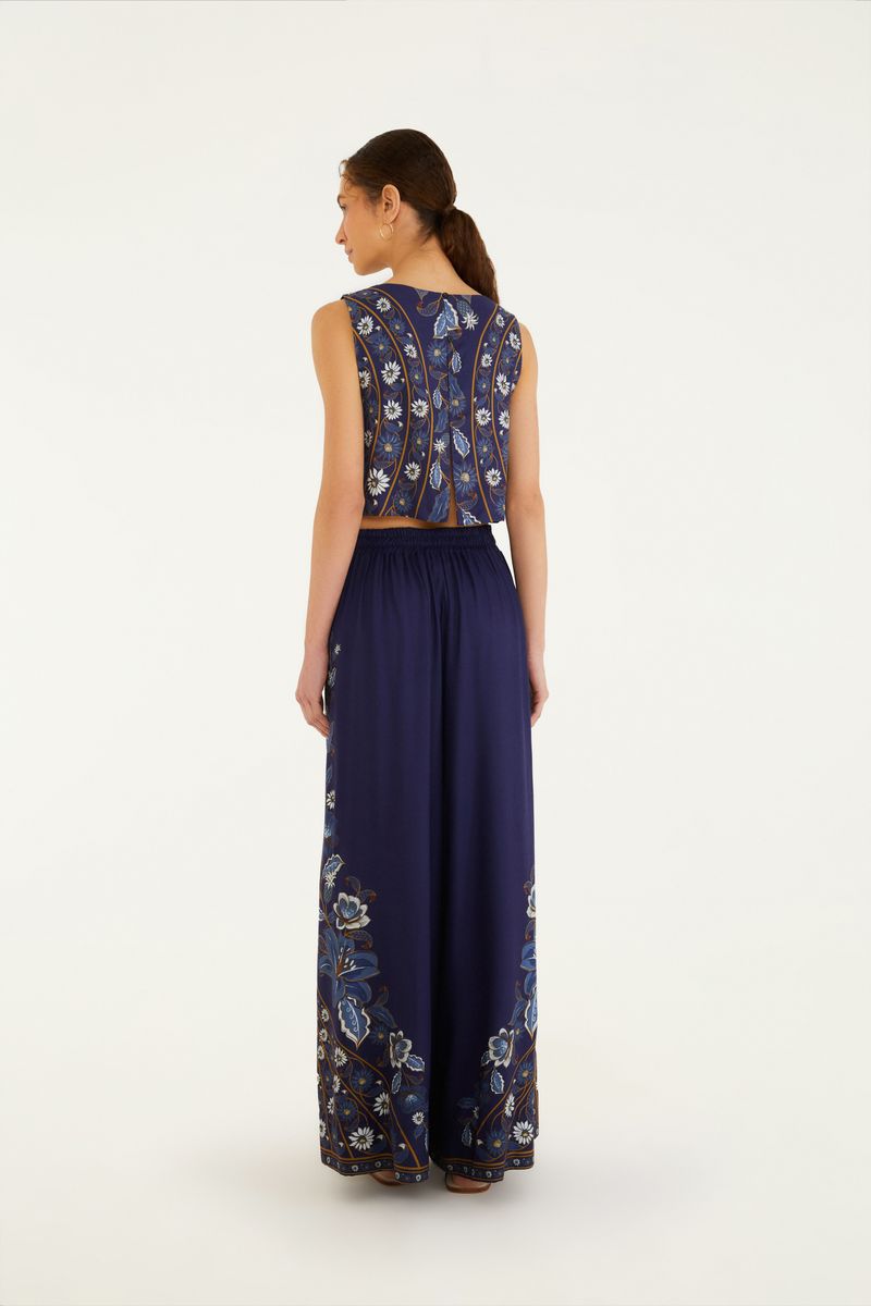 Imagen de un conjunto con top y pantalón palazzo azul oscuro con estampado floral, visto de frente.