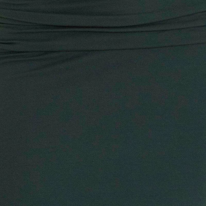 Detalle del cuello alto del vestido verde oscuro.