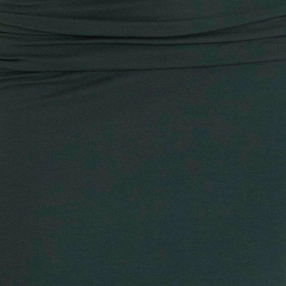 Detalle del cuello alto del vestido verde oscuro.