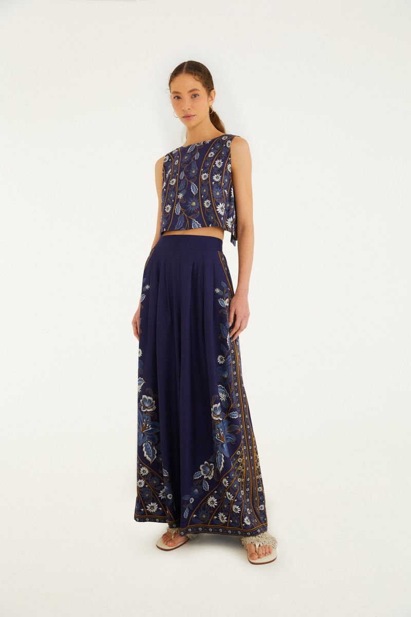 Regata Cropped Marcelle con estampado floral sobre fondo azul oscuro, vista completa con falda a juego.