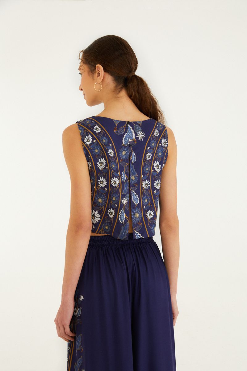 Regata Cropped Marcelle con estampado floral sobre fondo azul oscuro, vista trasera.