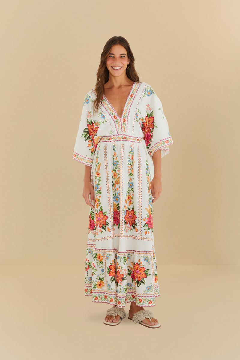 Vista frontal del vestido midi con estampado floral, destacando el largo y detalles.