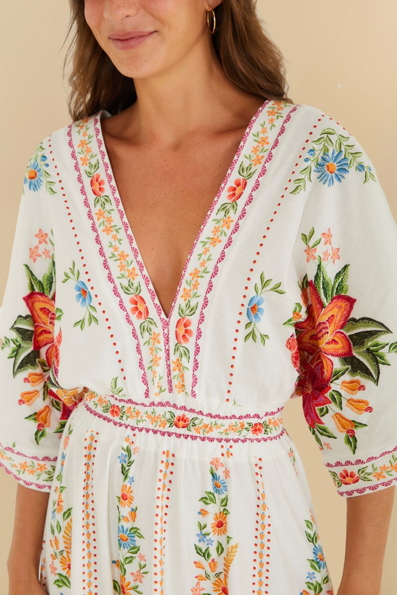 Detalle del escote en V del vestido midi con estampado floral y bordados.