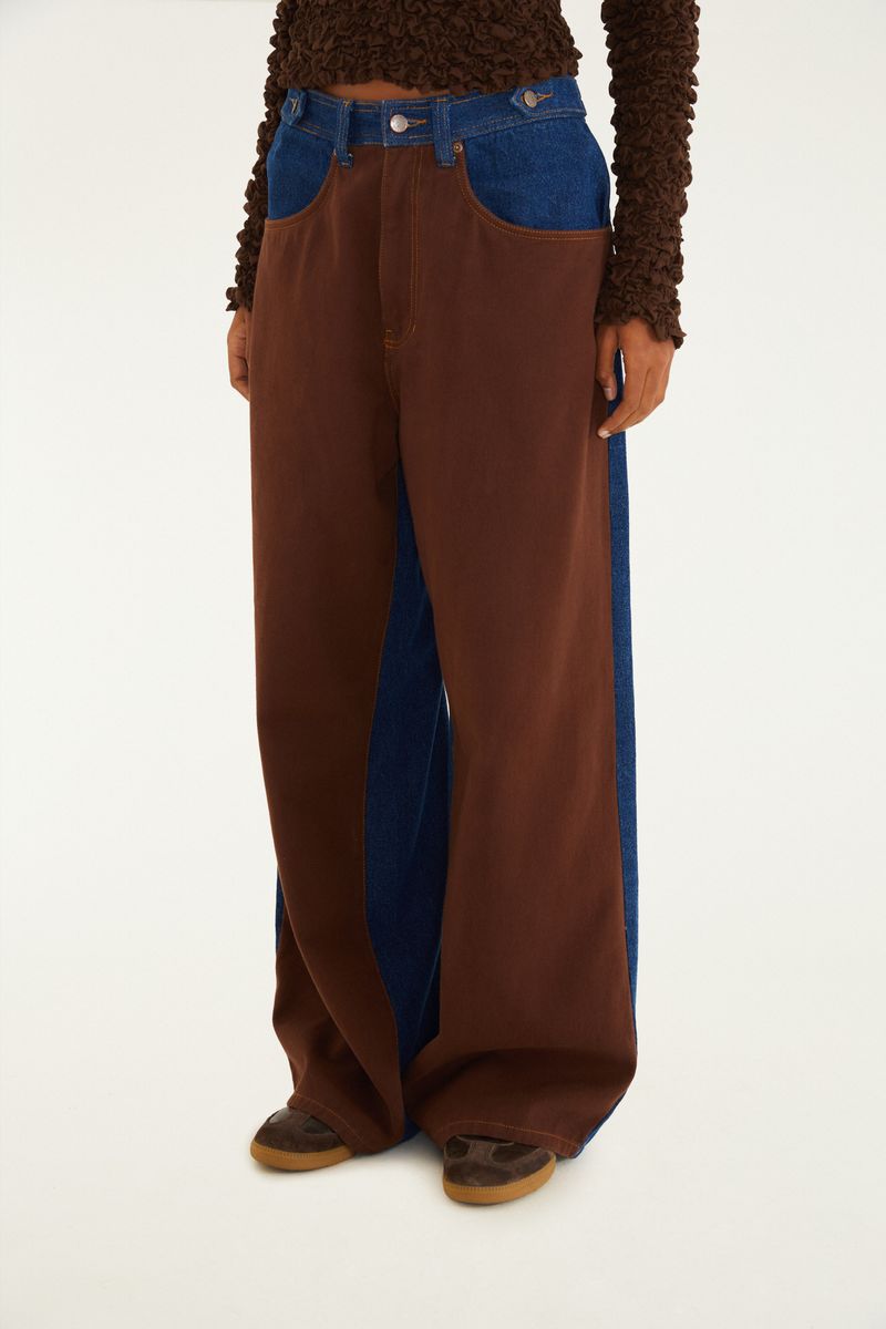 Detalle frontal del pantalón vaquero doble marrón con cintura aleta.