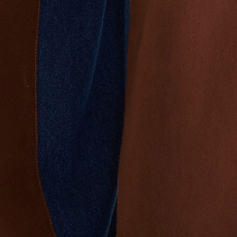Primer plano de la tela del pantalón vaquero doble marrón con cintura aleta.