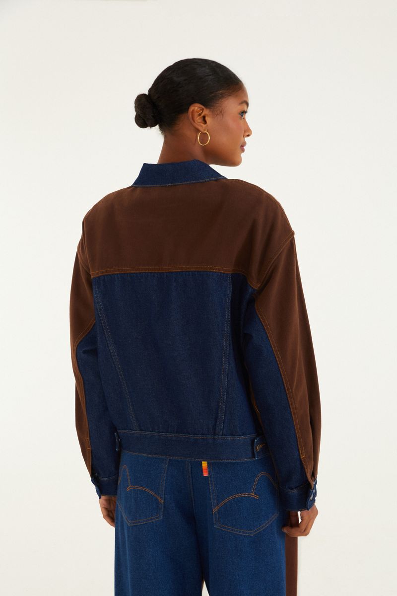 Vista trasera de la chaqueta jean duo sarga marrón mostrando detalles.