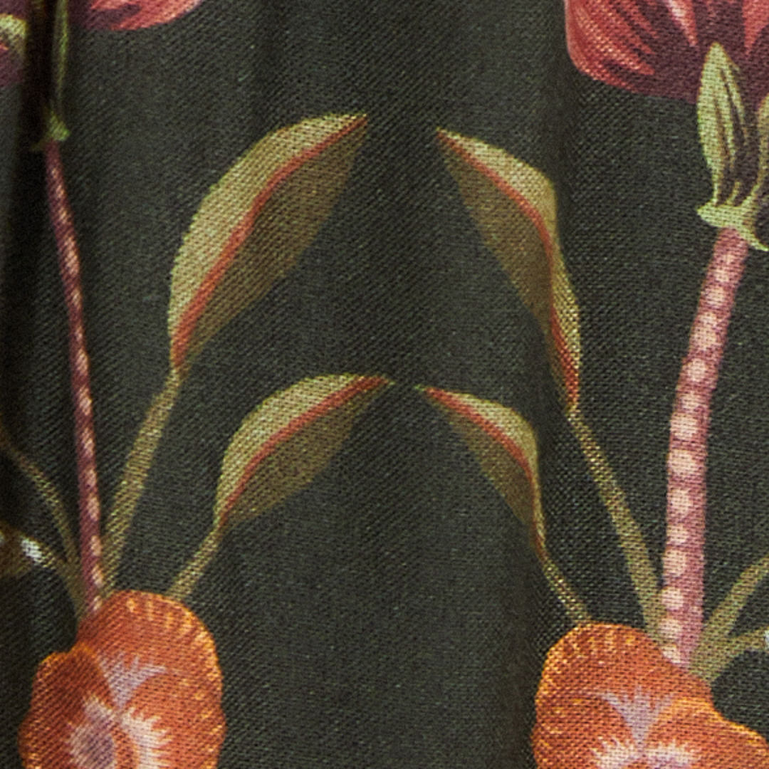 Vestido estampado con tirantes finos, vista frontal.