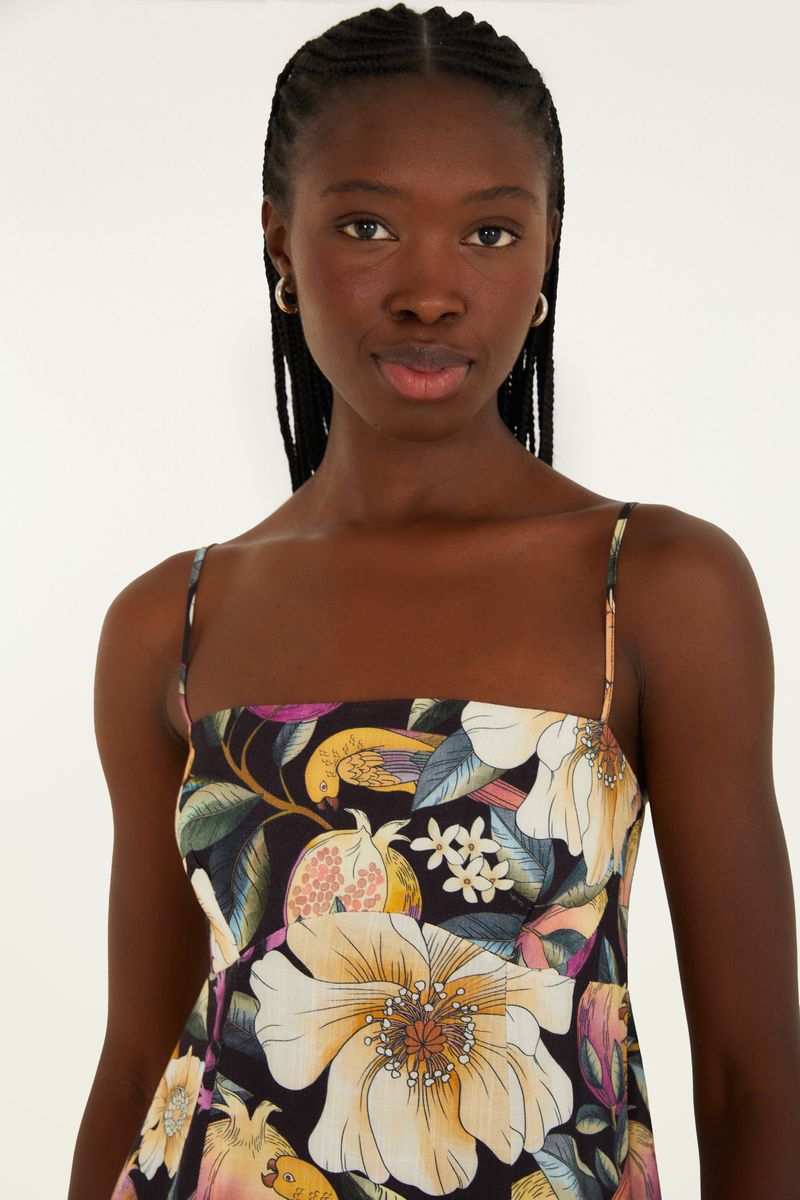 Detalle del corpiño del vestido mostrando el estampado floral y botánico con colores vivos.