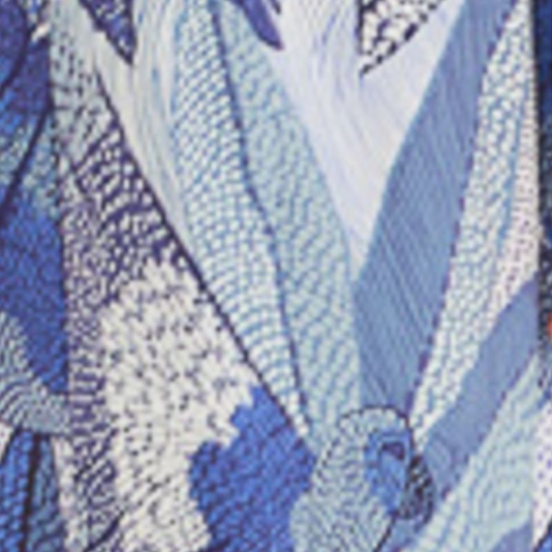 Imagen de un vestido largo estampado con tirantas finas, exhibido sobre un fondo blanco.