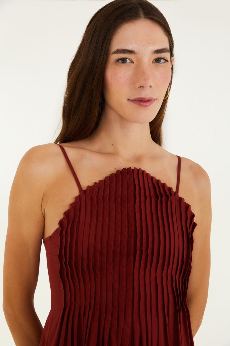 Vestido largo rojo, con pliegues al frente, tirantes delgados y caída fluida, visto de espaldas.