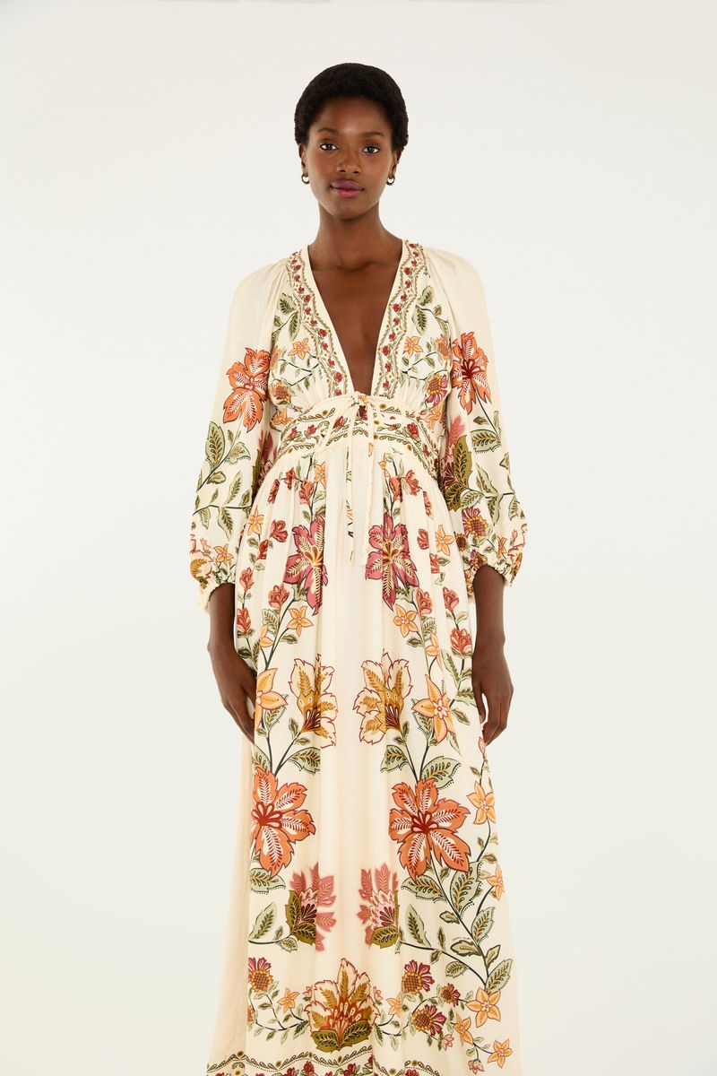 Imagen de un vestido largo floral con mangas abullonadas y escote en V, mostrando detalles del corsé.