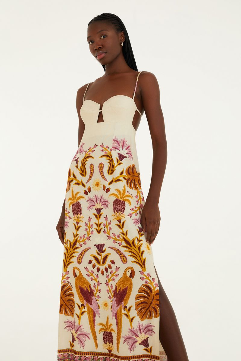 Vestido largo con tirantas finas y estampado tropical tapicería, mostrado en vista lateral.