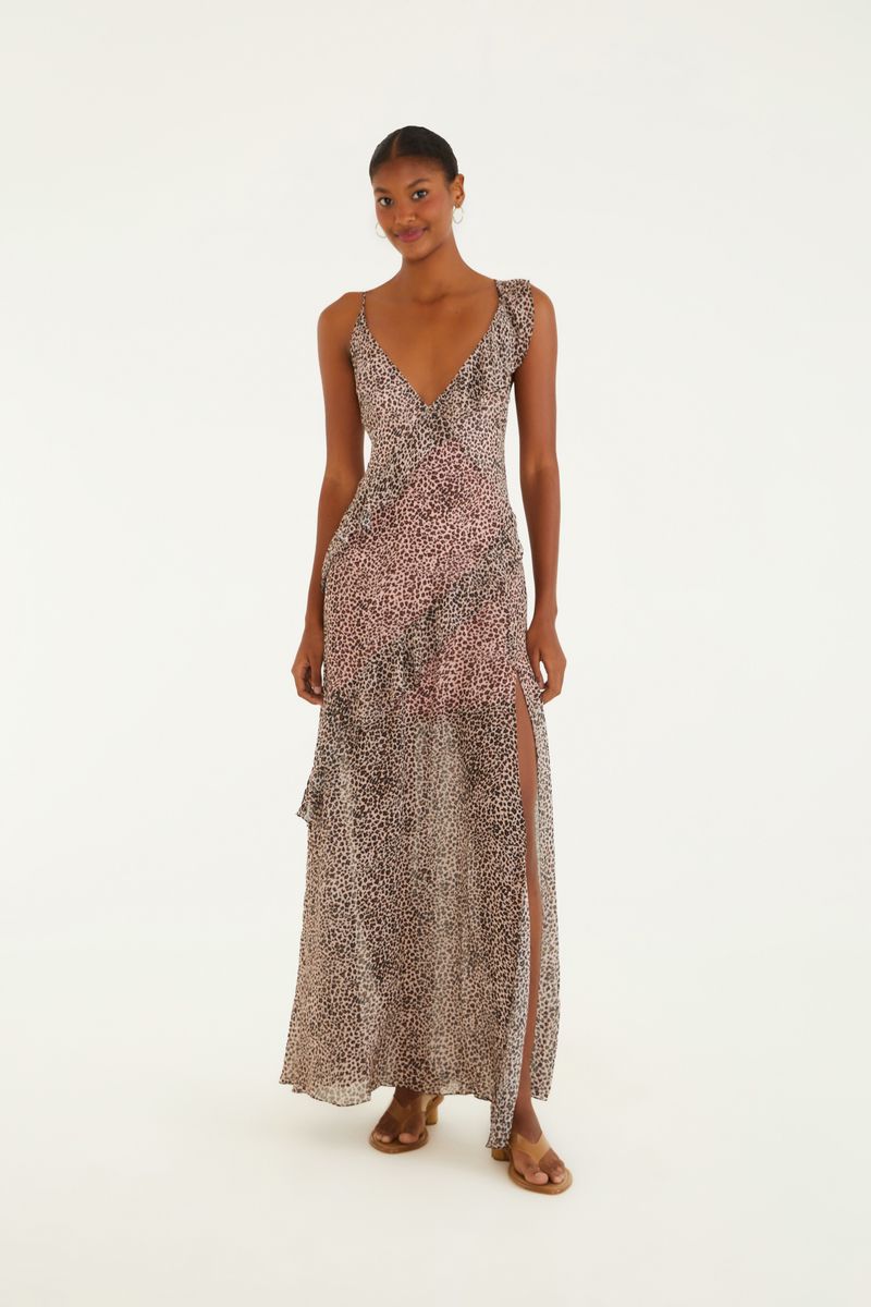 Imagen de un vestido largo con estampado de leopardo, volantes y tirantes finos, visto desde adelante.