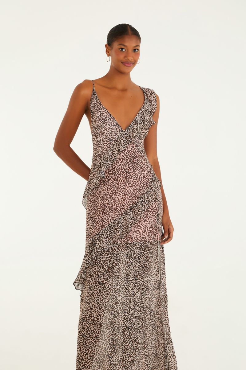 Imagen de un vestido largo con estampado de leopardo, volantes y tirantes finos, visto desde atrás.