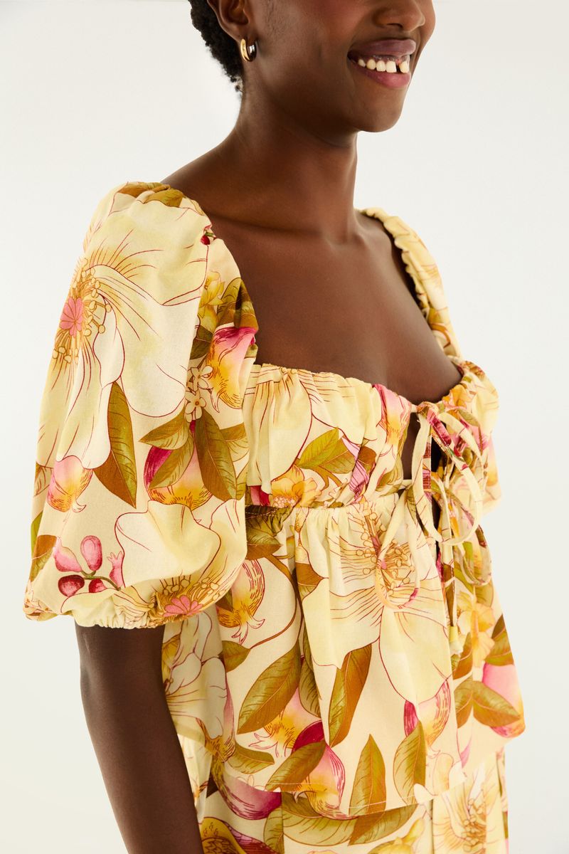 Detalle del escote y mangas abombadas de la Blusa Romance de Flor.