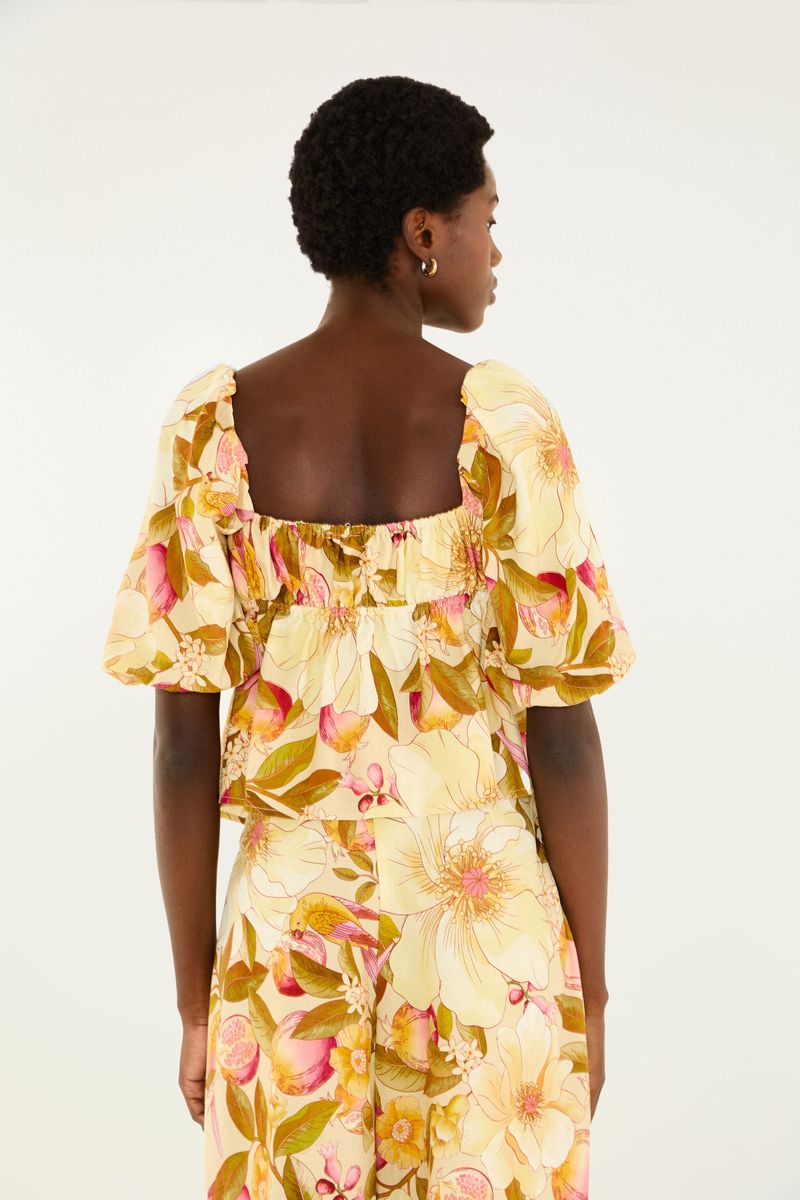 Vista trasera de la Blusa Romance de Flor con diseño floral.