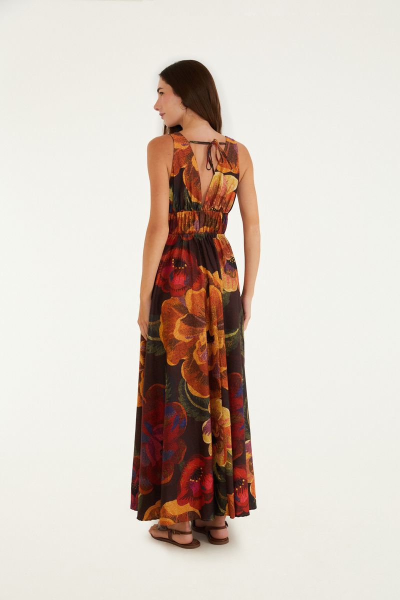 Primer plano del estampado floral del vestido mostrando los detalles de las flores.