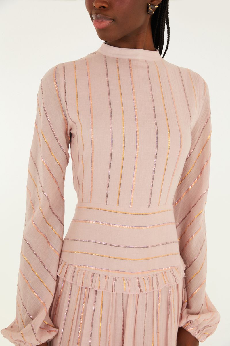 Acercamiento del corpiño del vestido mostrando los detalles de las rayas lurex y el acabado.