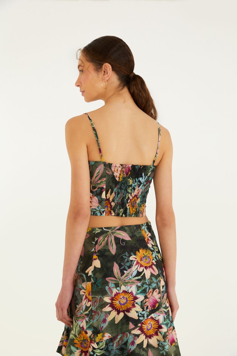 Imagen de un detalle del tejido floral de la blusa, mostrando el patrón vibrante.