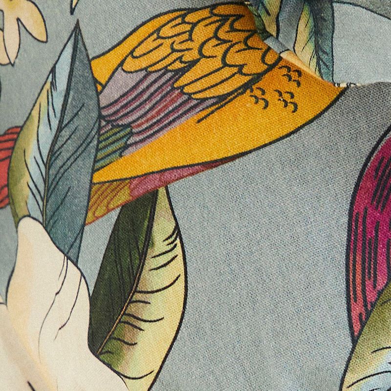 Primer plano del estampado floral tropical de la blusa.
