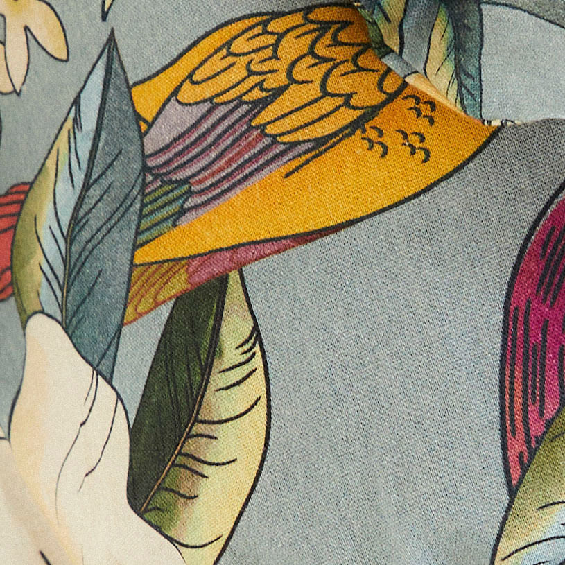 Primer plano del estampado floral tropical de la blusa.