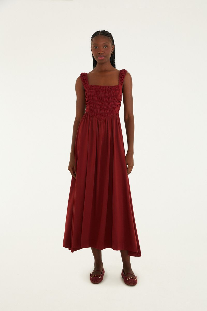 Vestido cropped lastex en tono rojo, visto de frente con longitud hasta el tobillo.