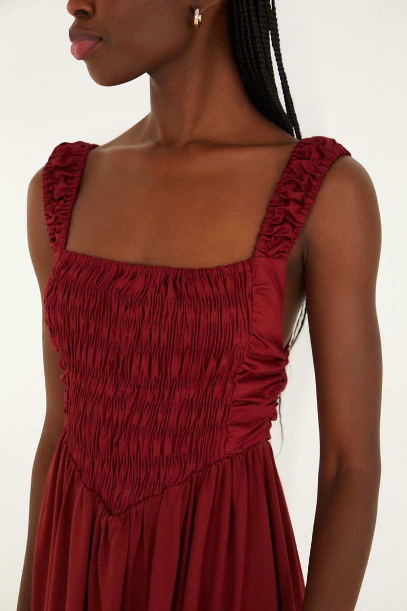 Vestido cropped lastex en tono rojo, visto de lado con detalles del corpiño.