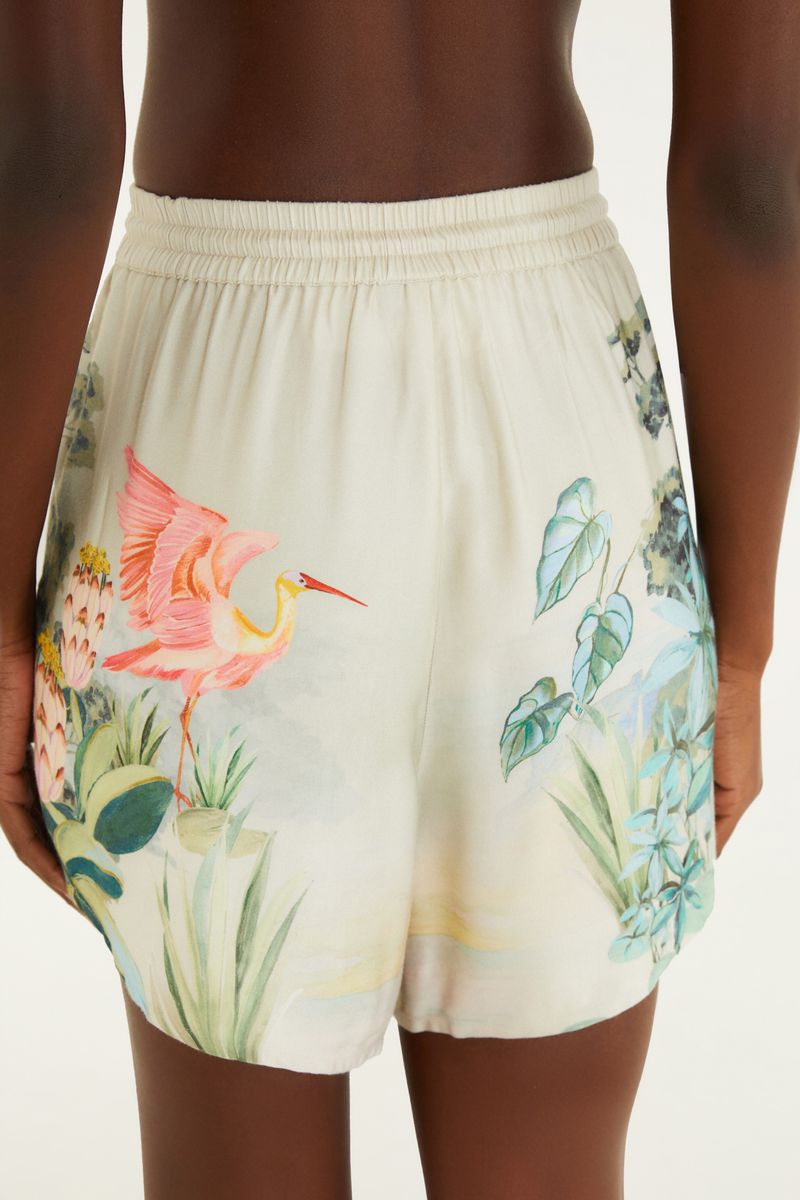 Vista trasera del short estampado mostrando detalles de la ilustración tropical.