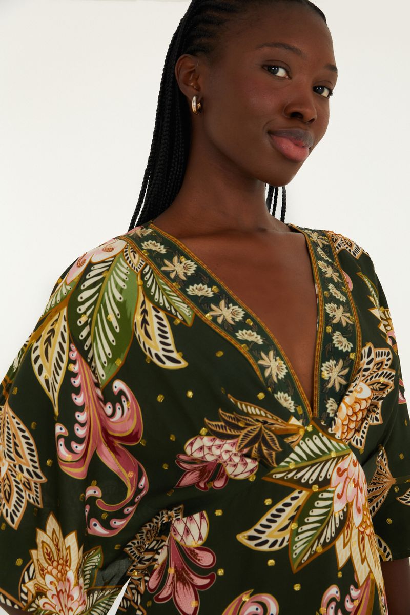 Detalle del escote en V del vestido corto floral.