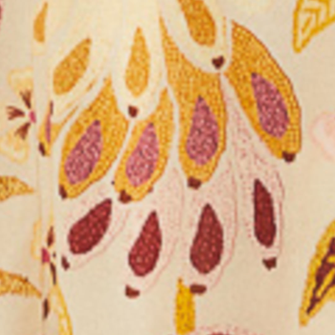 Imagen de un vestido corto con estampado tropical, tirantes delgados y escote cuadrado, visto de frente.