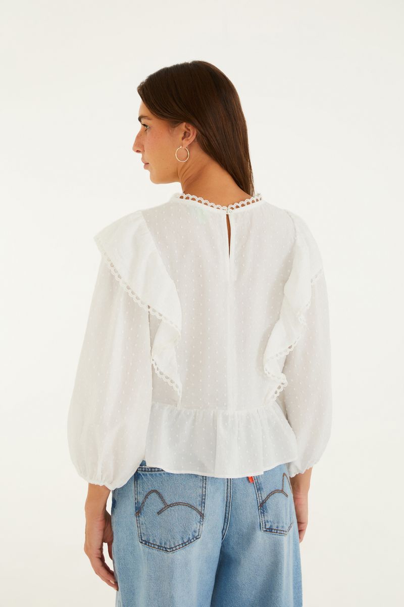 Detalle del bordado arabesco en la blusa artesanal.