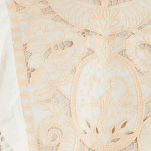 Vista trasera de la blusa artesanal bordada, mostrando el acabado y el estilo del borde.