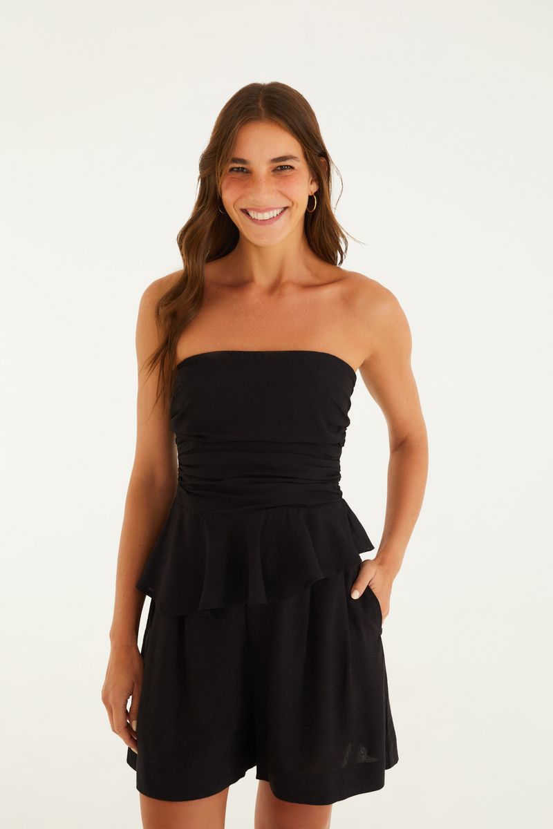 Modelo usando bermuda de sastrería negra con cintura sencilla y dobladillo aplicado.