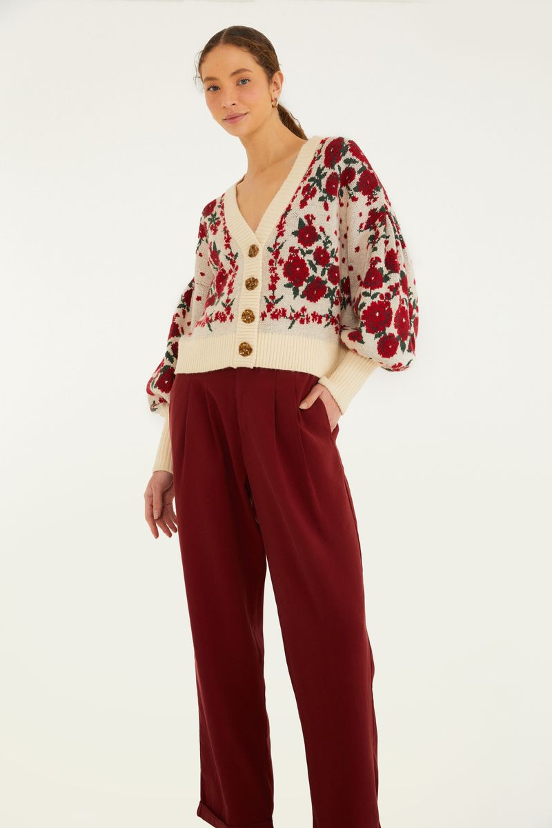 Vista lateral del pantalón zanahoria rojo con dobladillo aplicado