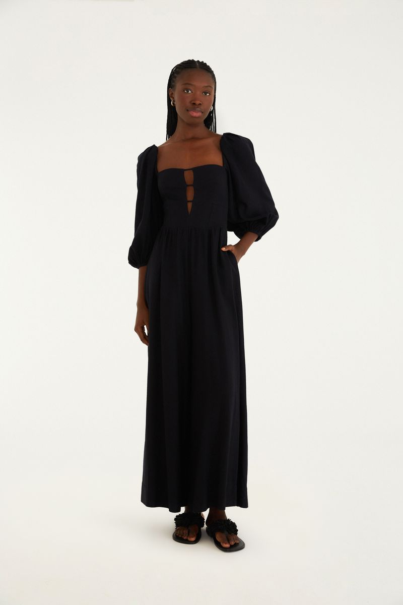 Macacón pantalona Corselet negro con escote cuadrado y mangas largas.
