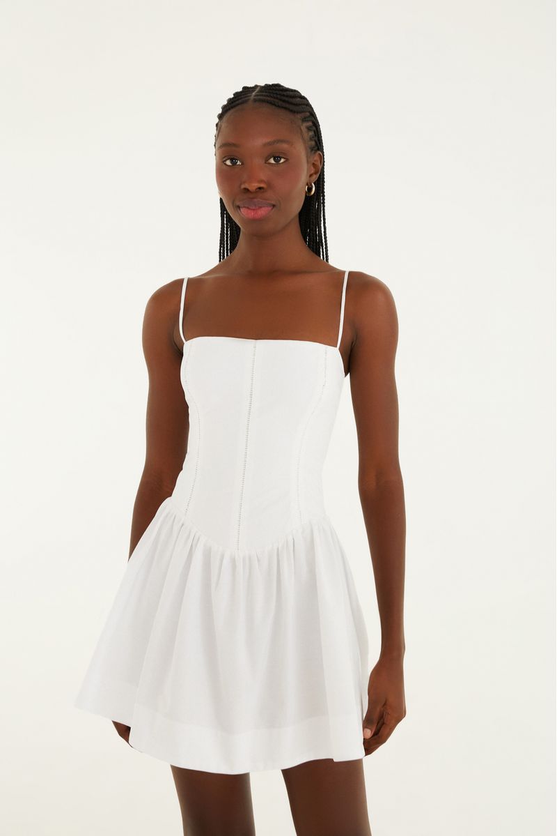 Vestido corto blanco con tirantes delgados, vista frontal.