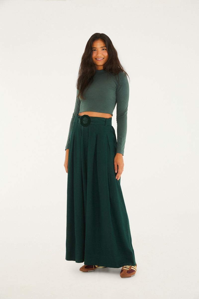 Blusa cropped cuello alto en tela sólida verde, vista lateral.