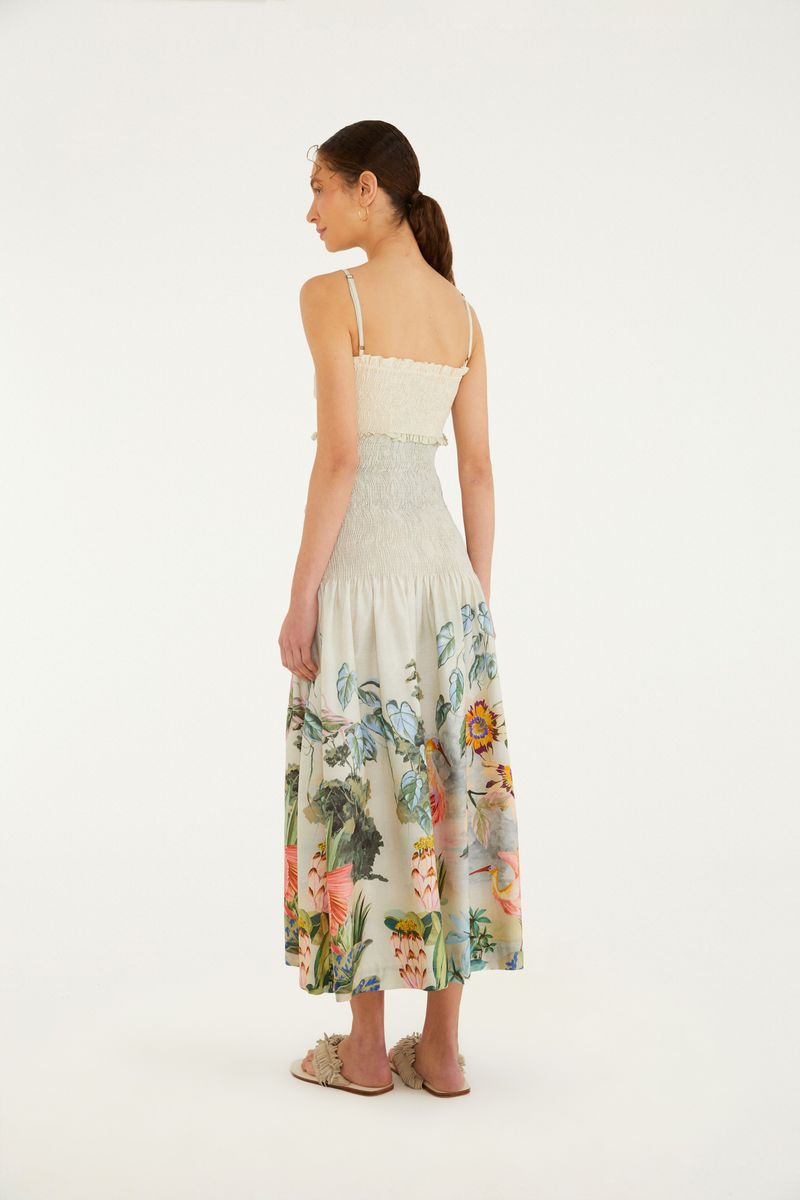 Vista trasera del vestido con tiras y estampado floral.