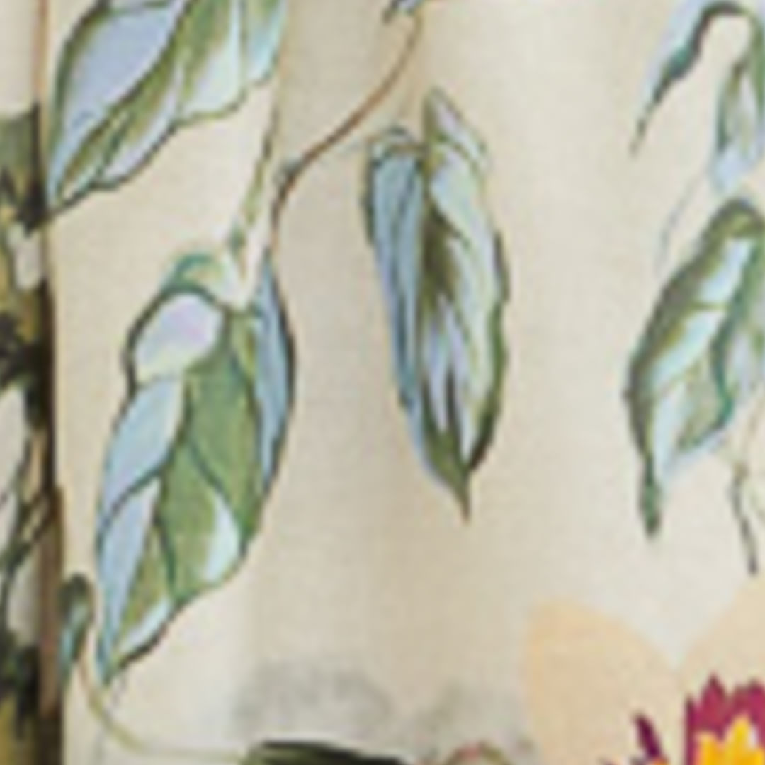 Detalle del estampado floral del vestido.