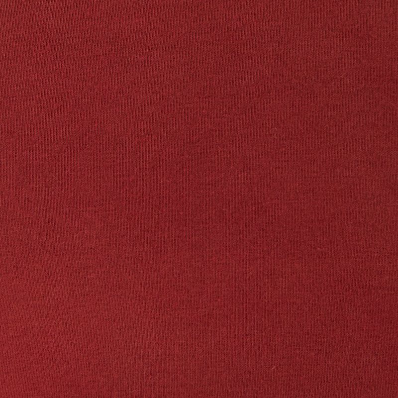 Acercamiento al tejido sólido de la blusa.
