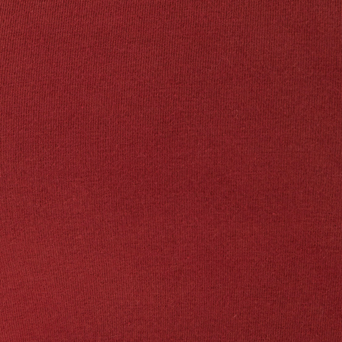 Acercamiento al tejido sólido de la blusa.